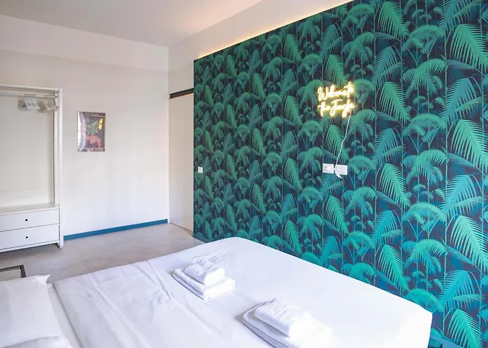 Easytopstay - Crescenzio Stylish